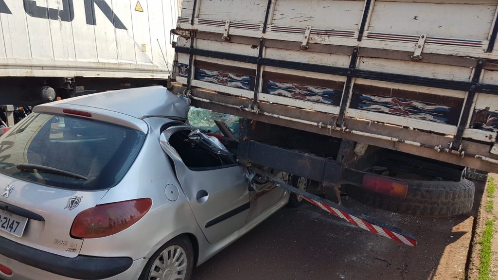 Motorista perde o controle e atinge traseira de caminhão na Avenida das Pombas