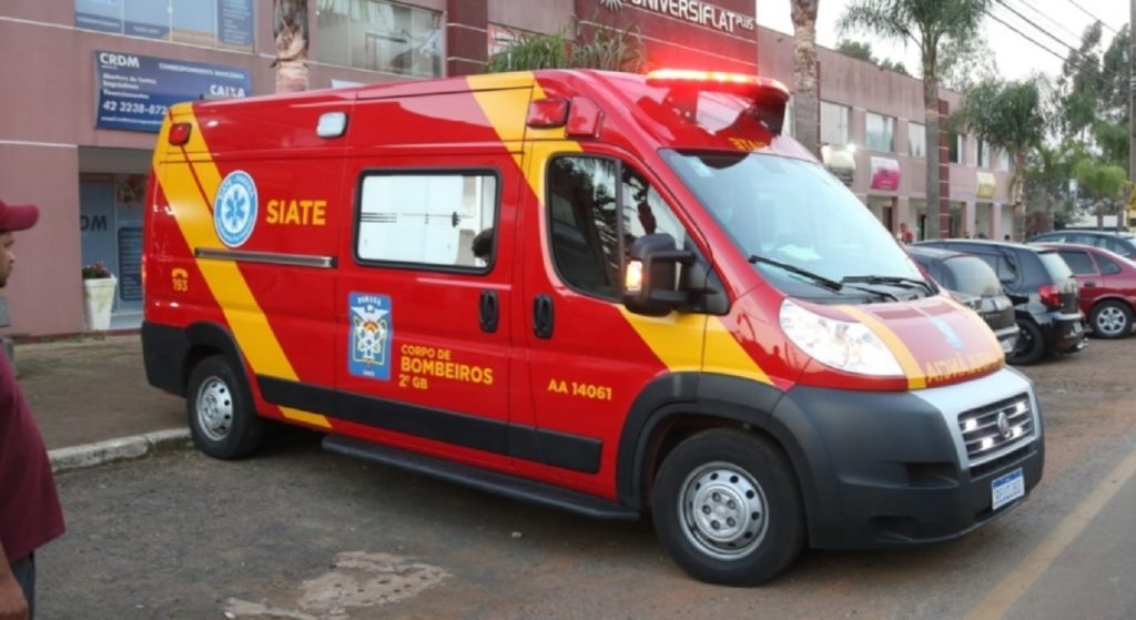 Carro acerta motociclista, foge do local e causa outro acidente em Ponta Grossa
