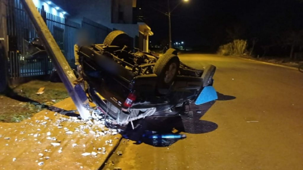 Jovem capota o carro e atinge poste no Jardim Santa Clara IV, em Toledo