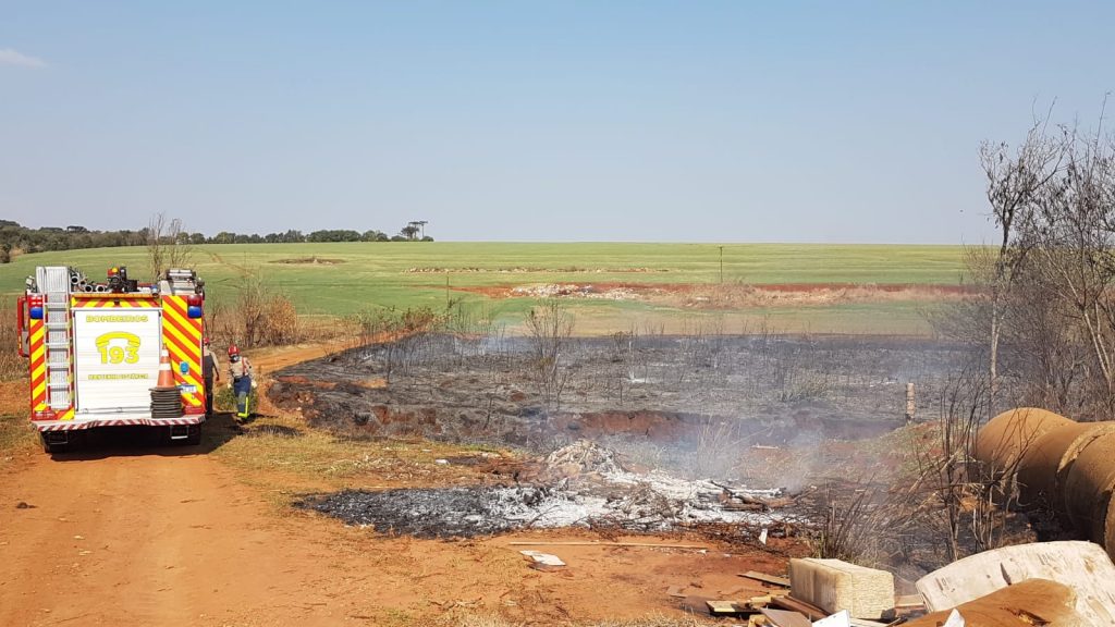 Corpo de Bombeiros combate incêndio em vegetação no Jardim Veneza