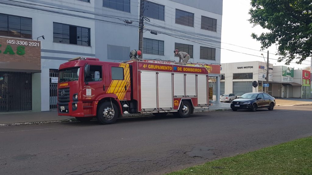 Jovem sobe em caixa d’água e precisa da ajuda do Corpo de Bombeiros para descer