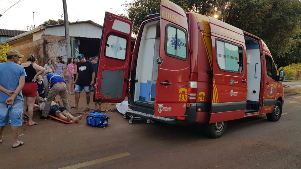 Motociclista fica ferido ao sofrer queda na Rua Serra Dourada, no Jardim Colmeia