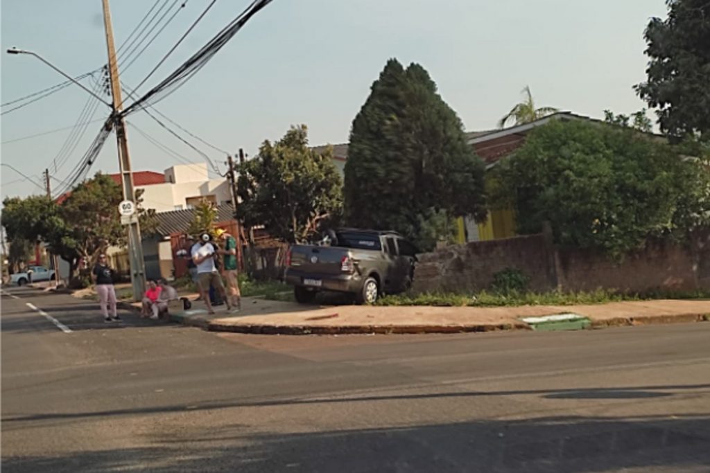 Saveiro atinge muro de residência em acidente de trânsito na Rua Cuiabá