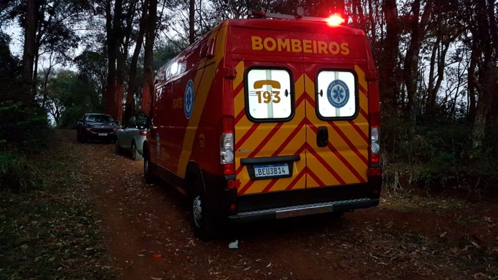 Mulher fica ferida ao sofrer queda em pista esportiva na Rua Waldemar Casagrande, perto do Lago Municipal