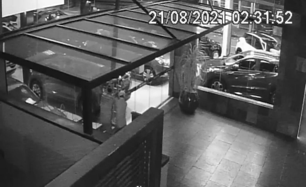 Dupla tenta arrombar porta de revendedora de veículos no Centro; Veja o vídeo