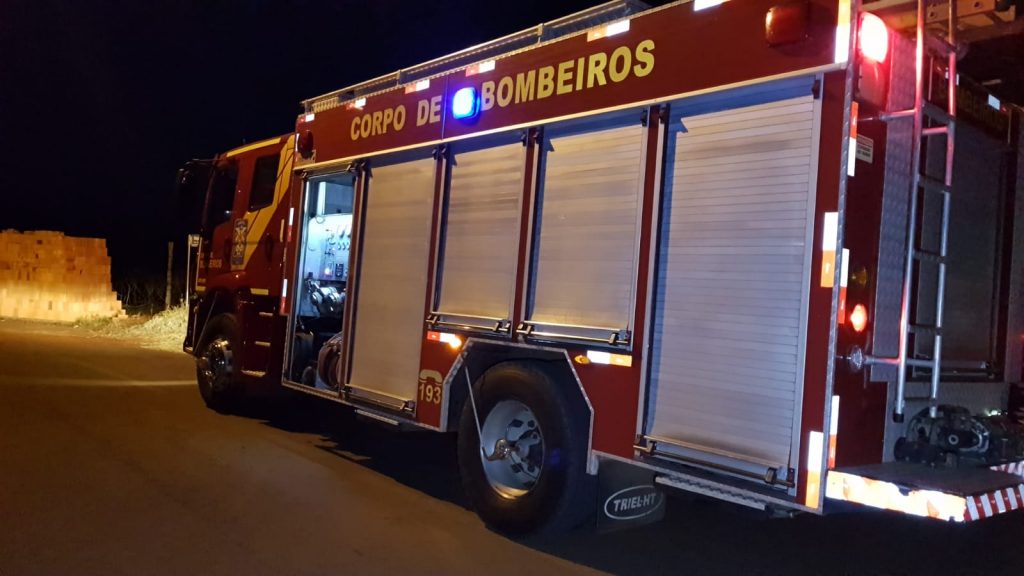 Militares do Corpo de Bombeiros controlam incêndio ambiental na Estrada Rio da Paz