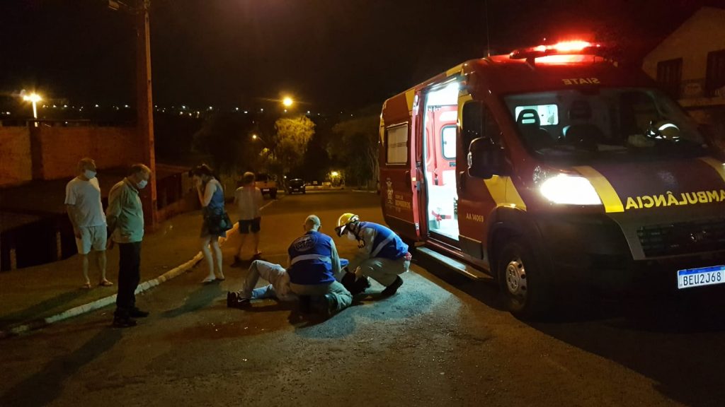 Rapaz fica ferido após colisão de trânsito na Rua Tiradentes
