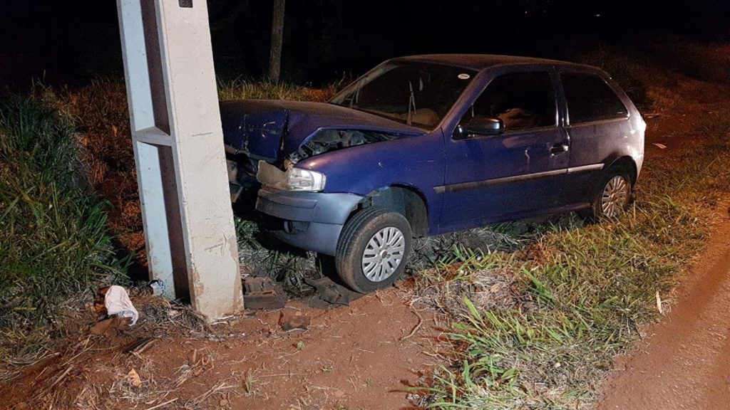 Carro atinge poste na PR-486, em Cascavel