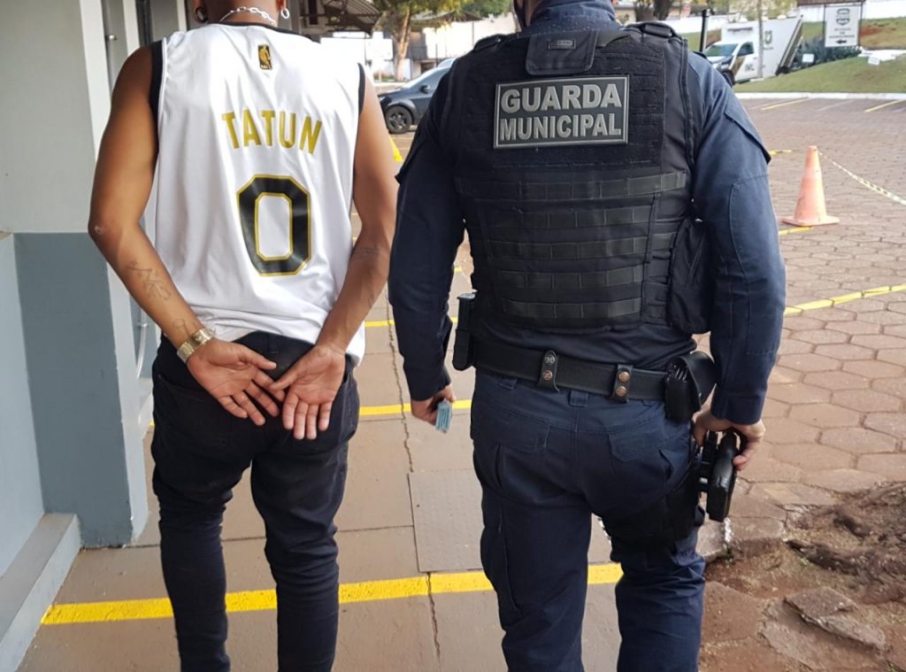 Homem dispensa sacola com porção de maconha mas ação é flagrada pela GM, no Floresta