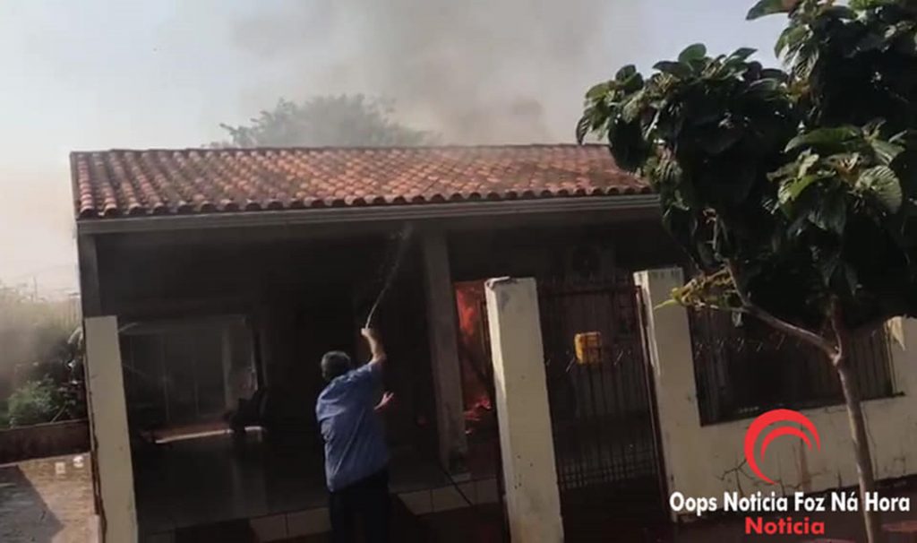 Incêndio destrói casa no Bairro Cidade Nova, em Foz do Iguaçu