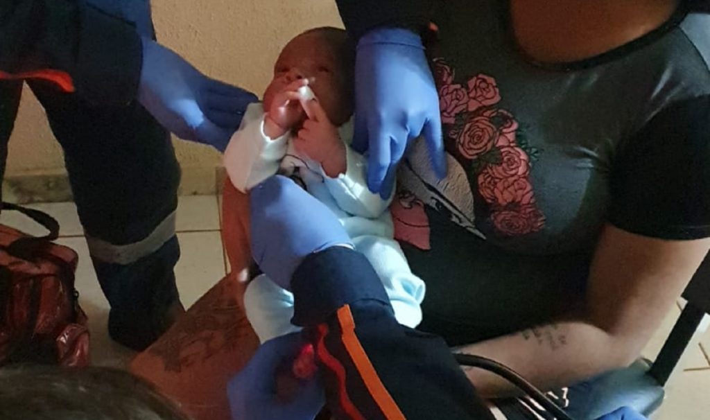 Policiais militares agem rápido e salvam bebê engasgado com leite materno no Bairro Esmeralda