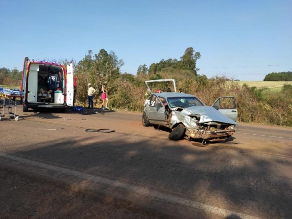 Caminhonete é jogada para fora da pista após forte colisão contra Gol na PR-239