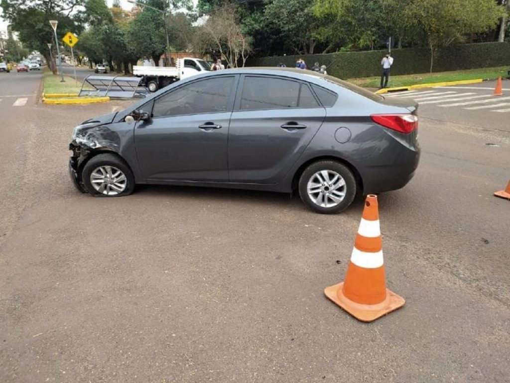 Caminhão leve capota após colisão com carro no Centro de Toledo