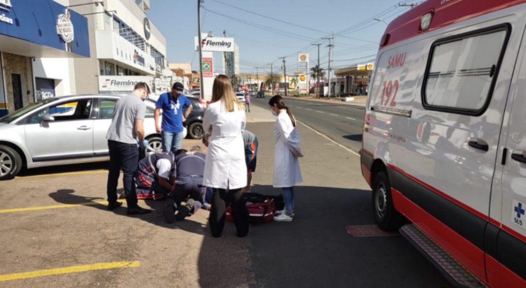Homem sofre convulsão em fila de agência bancária de Ponta Grossa