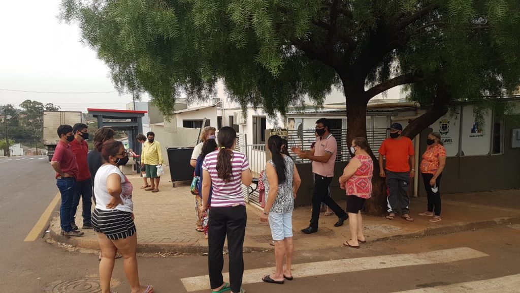 Moradores fazem manifestação em frente à USF do Bairro Tarumã, após dificuldades para conseguirem consultar