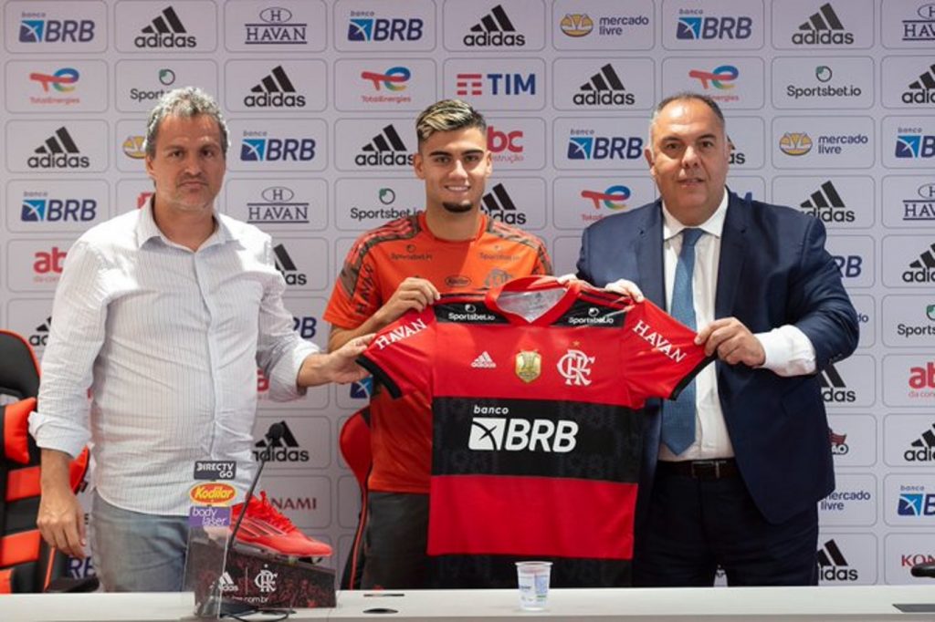 Flamengo apresenta novo reforço e dirigente fala sobre Arrascaeta