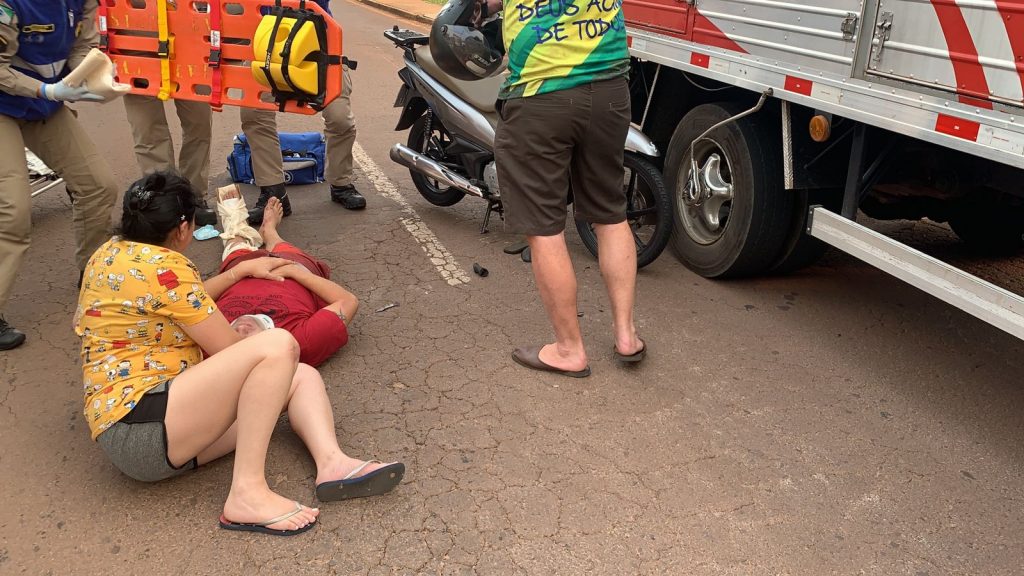 Motociclista fica ferido ao bater contra caminhão na Rua Nereu Ramos, no Bairro Claudete