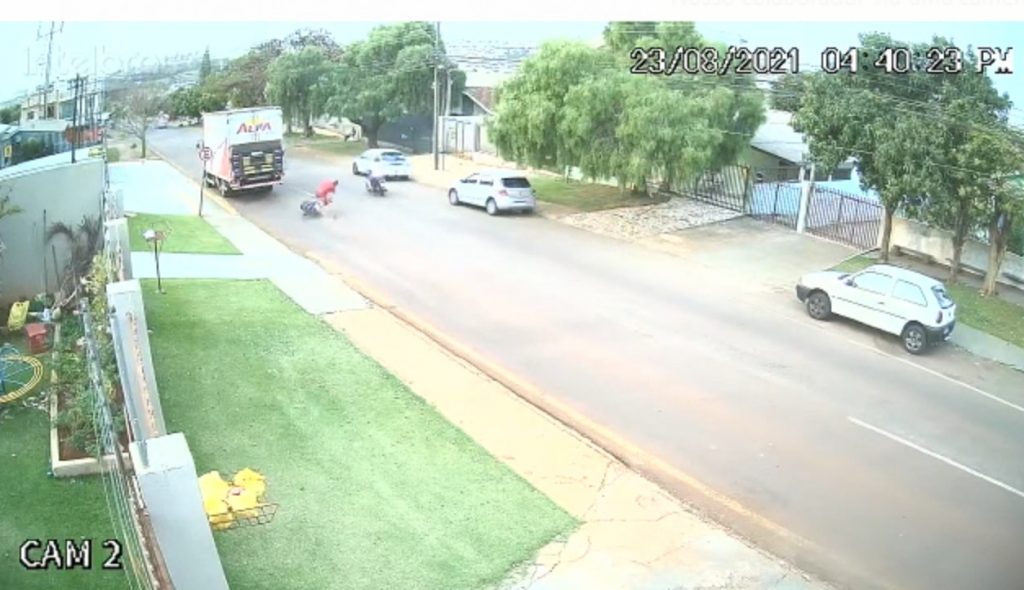 Câmera flagra colisão entre moto e caminhão no Claudete
