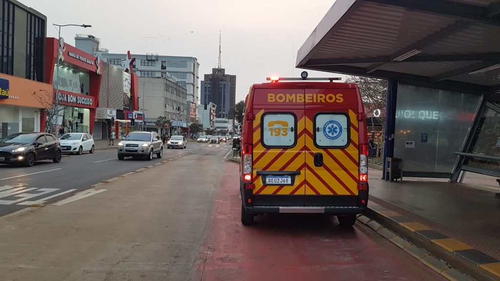 Idoso fica ferido ao cair em ponto de ônibus na Avenida Brasil, no Centro