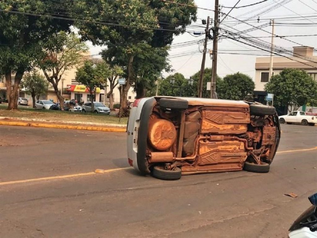Veículo Gol tomba em acidente de trânsito no Centro de Marechal Cândido Rondon