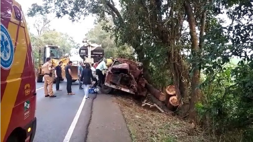 Grave acidente envolve caminhão na PR-281 em São João
