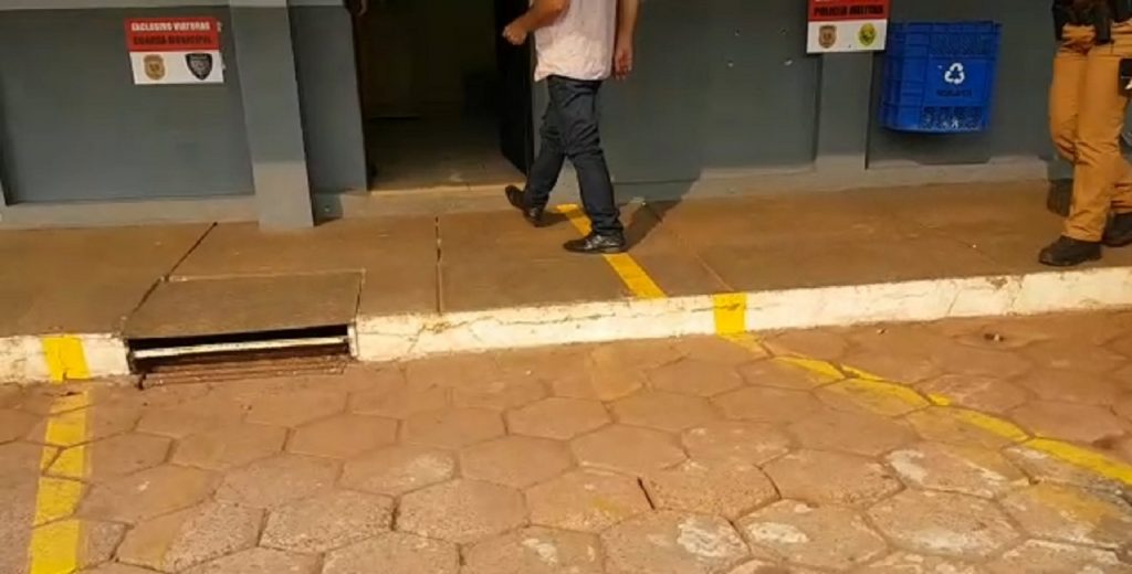 Homem que responde por tráfico de drogas é preso pela PM no Bairro Periolo