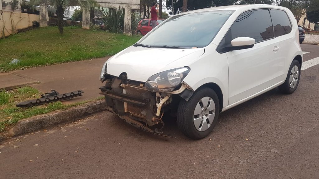 Carros se envolvem em acidente de trânsito na Rua General Osório, no Bairro Ciro Nardi