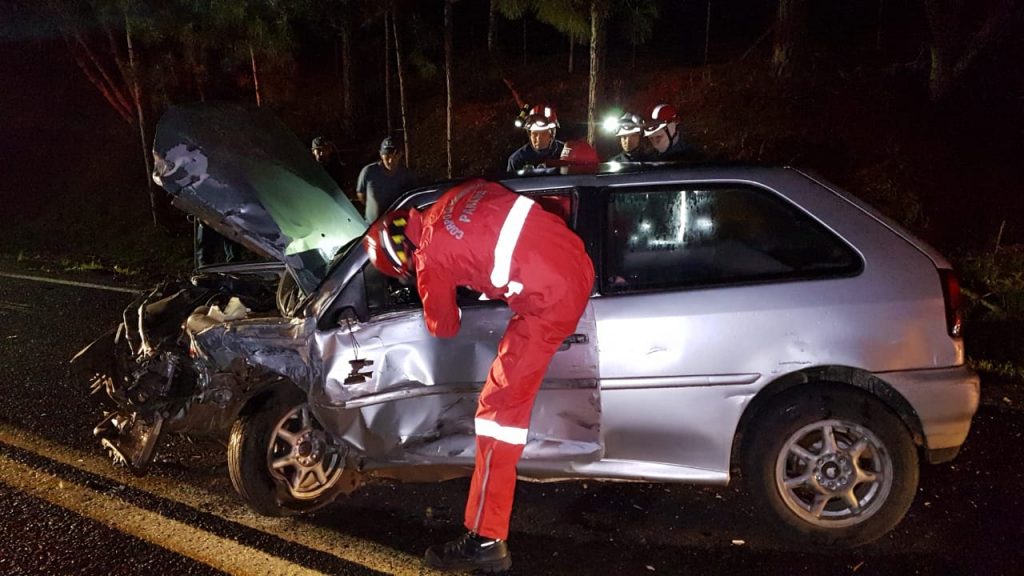 Quatro veículos se envolvem em forte colisão na PR-180, em Cascavel; Três pessoas ficaram feridas