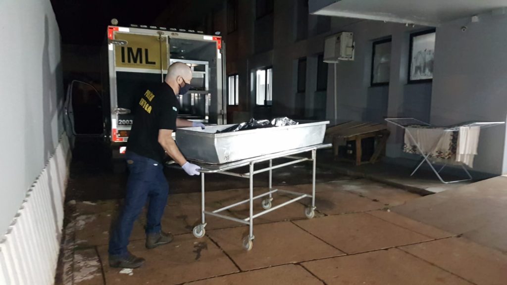 Corpo de Weliton da Silva Nunes Arcenio, vítima de acidente na PR-180, dá entrada no IML de Cascavel