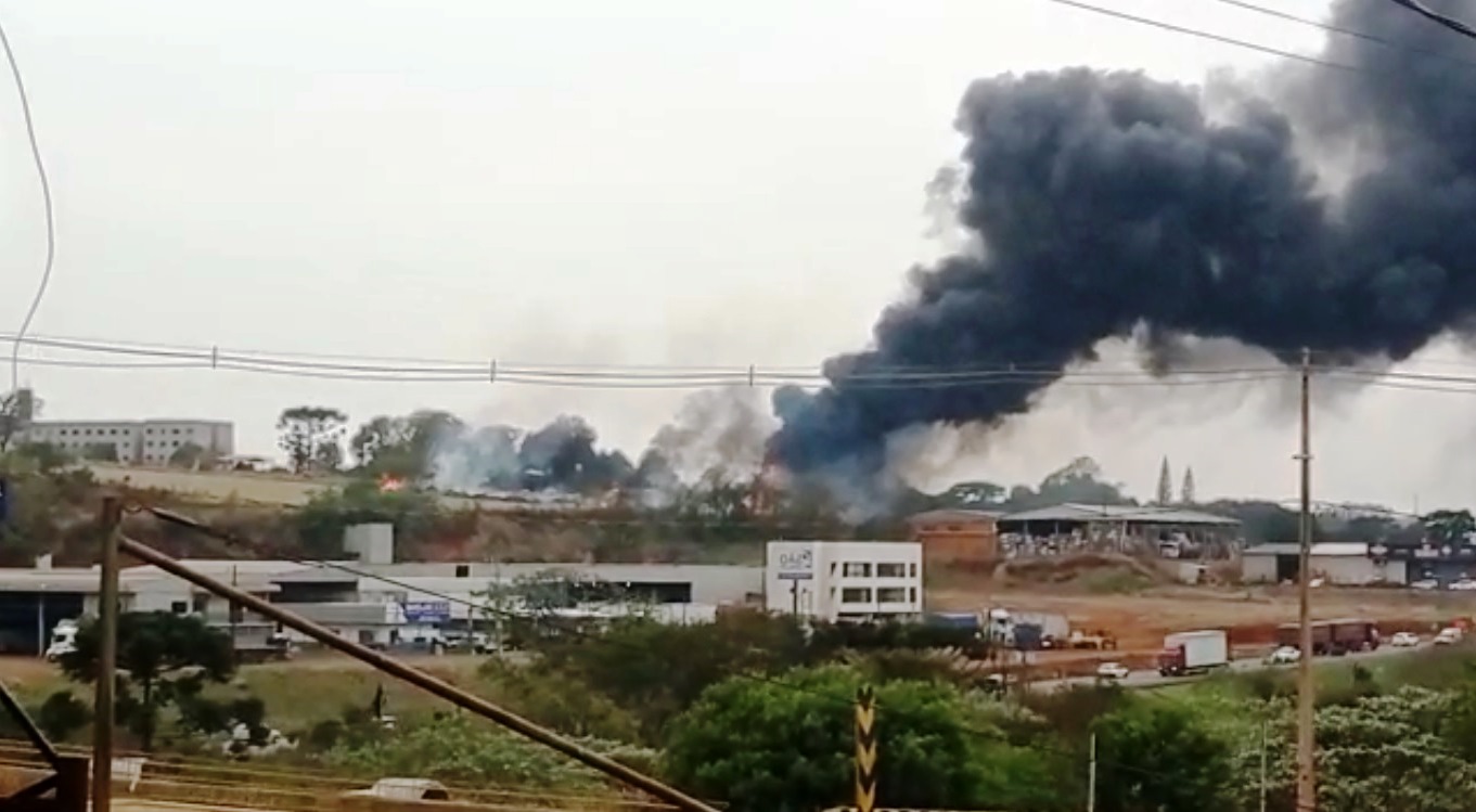 Internautas registram em diferentes ângulos o grande incêndio na BR-277