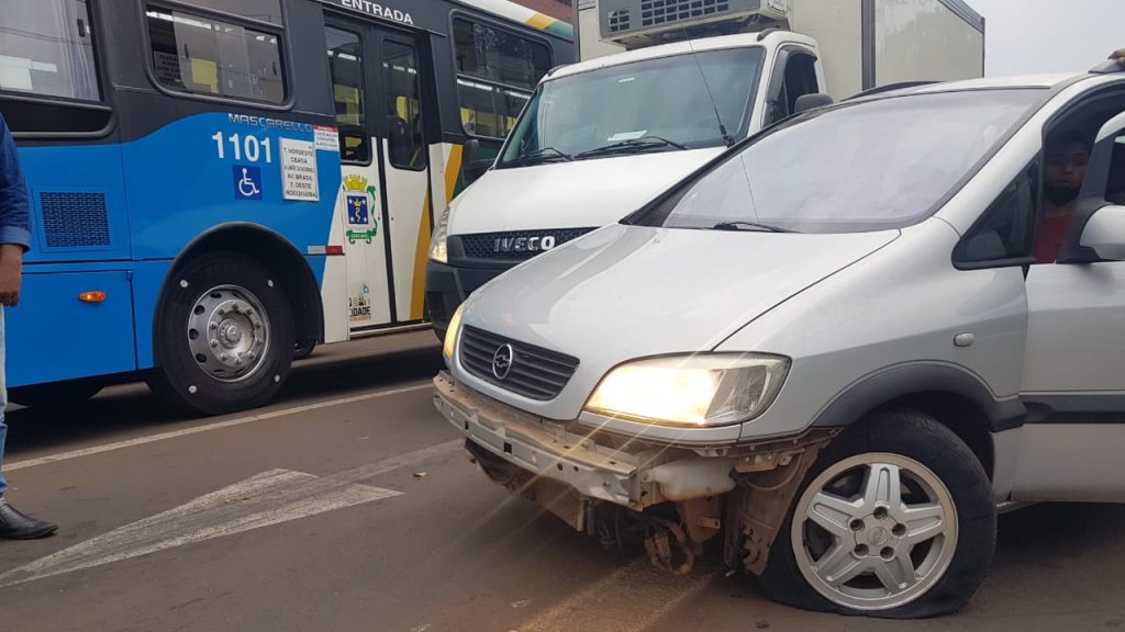 Motorista persegue caminhoneiro após acidente em rodovia e ocorrência termina na Av. Brasil, no Centro