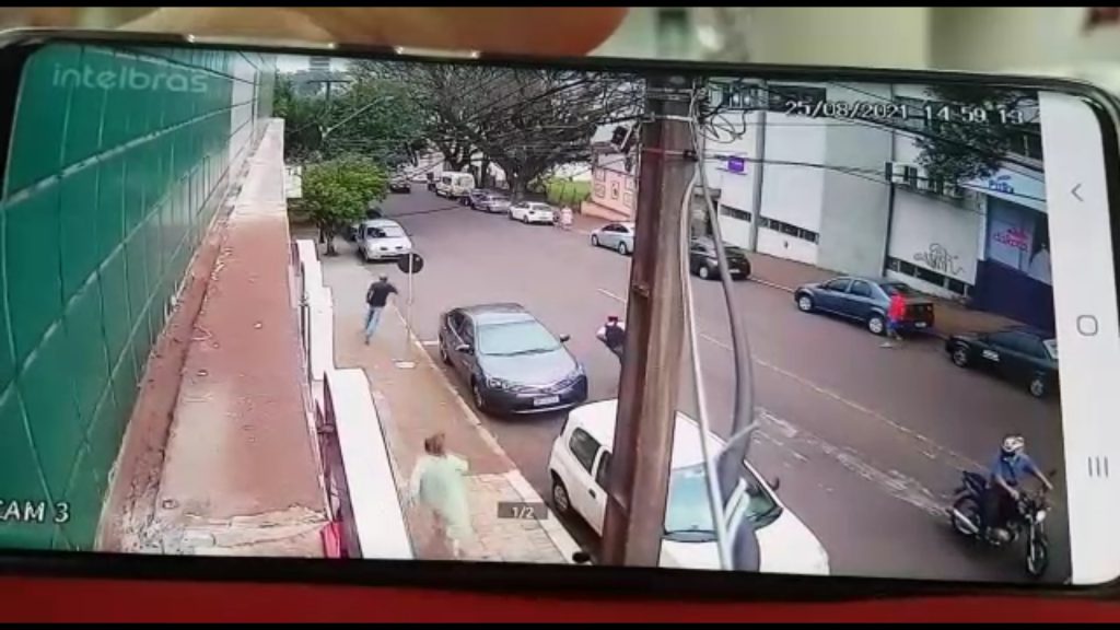 Vídeo mostra mulher correndo atrás de assaltantes após crime na Região Central