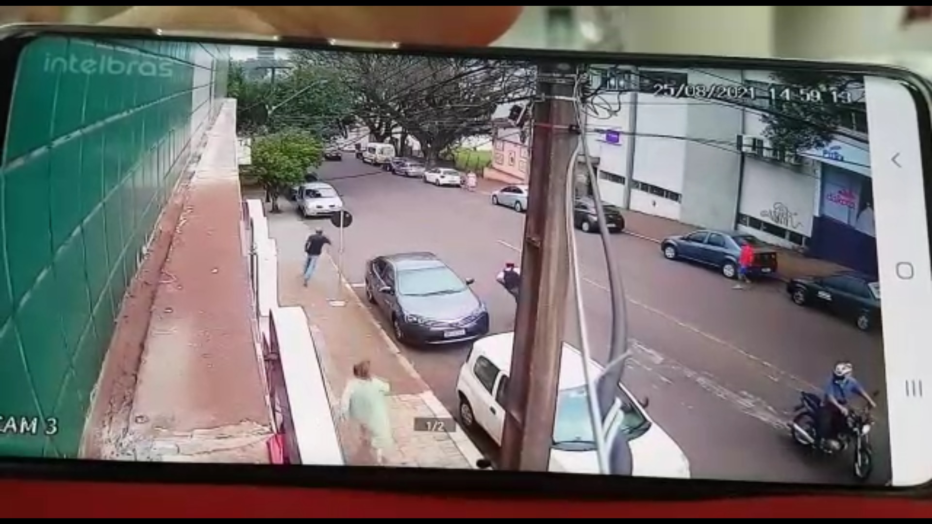 Vídeo mostra mulher correndo atrás de assaltantes após crime na Região Central