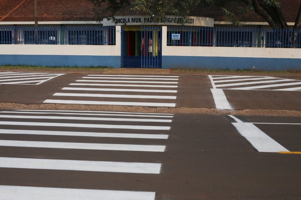 Foz do Iguaçu reforça sinalização em frente às escolas e CMEIs