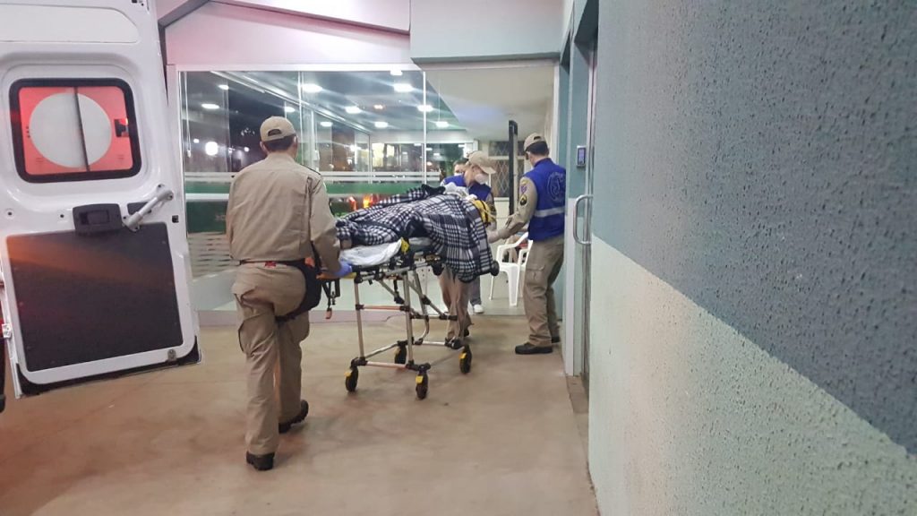 Socorristas e médico do Siate são mobilizados para atender idoso em condomínio na Av. Tito Muffato