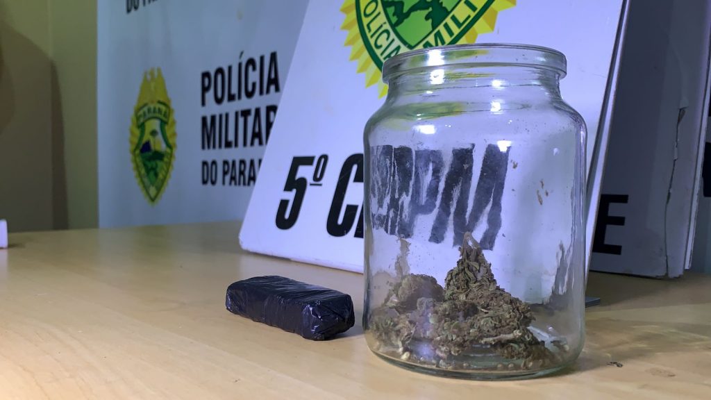 PM apreende maconha com dupla que estava de moto e tentou fugir de abordagem no Bairro Floresta