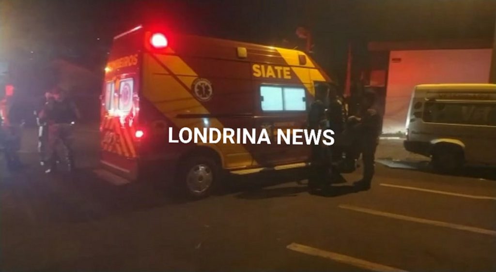 Jovem que caminhava pela calçada é atropelada por carro em Londrina