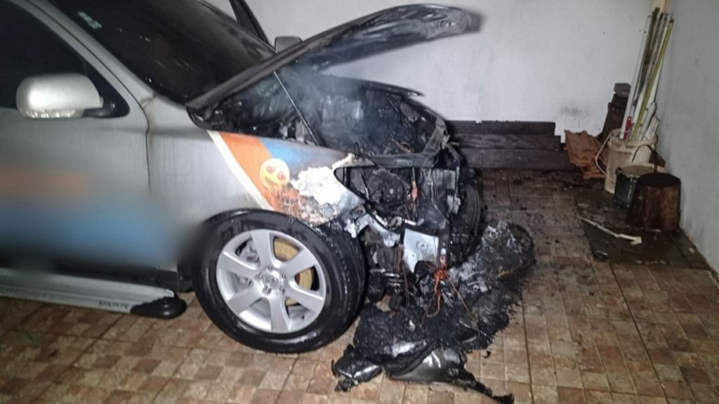Carro pega fogo na garagem de prédio no Jardim Gisela, em Toledo