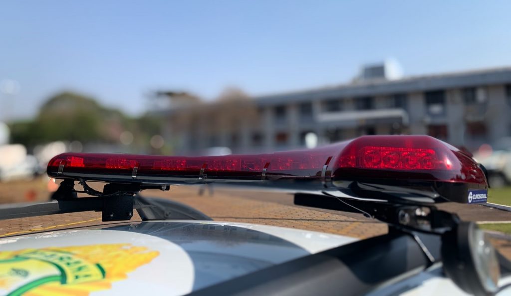 Homem é preso após quebrar móveis e bater na esposa