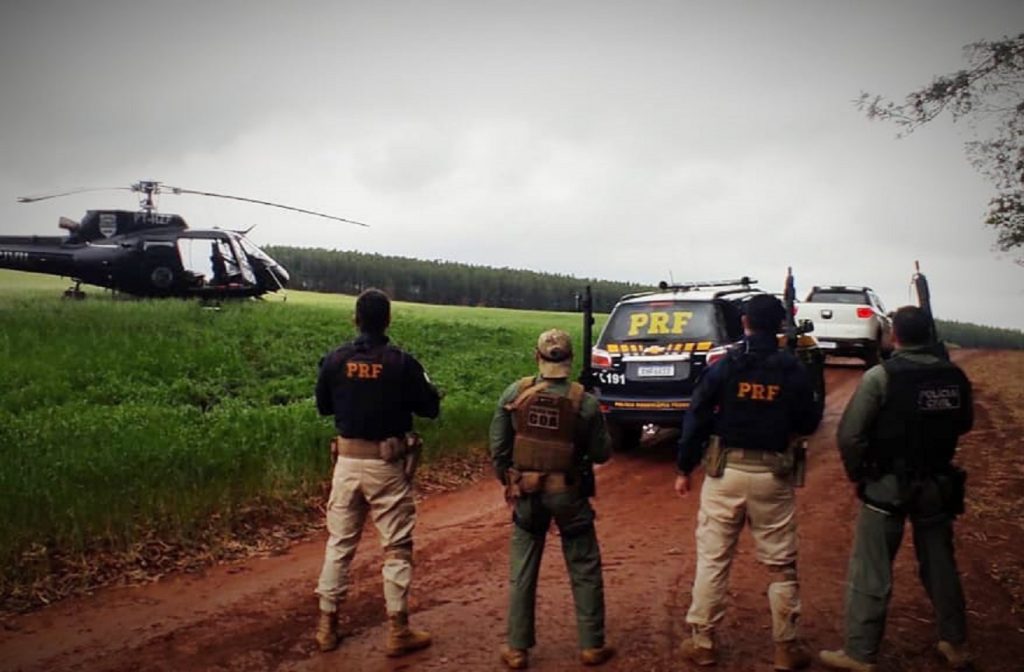 Após fuga e acompanhamento aéreo, PRF e PC apreendem veículo carregado com cigarros em Céu Azul