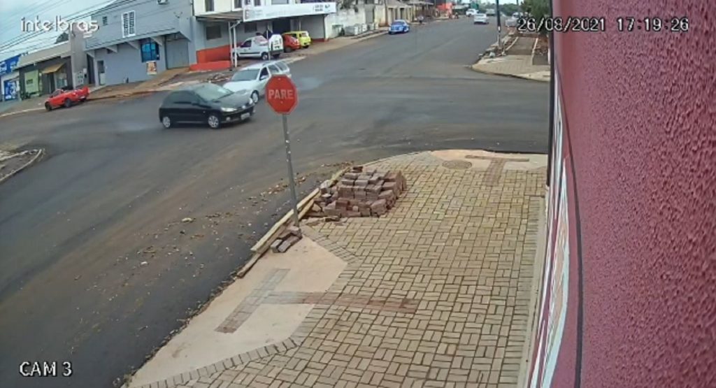 Essa foi por pouco! Câmera mostra veículos derrapando na pista para evitar acidente no Bairro Neva
