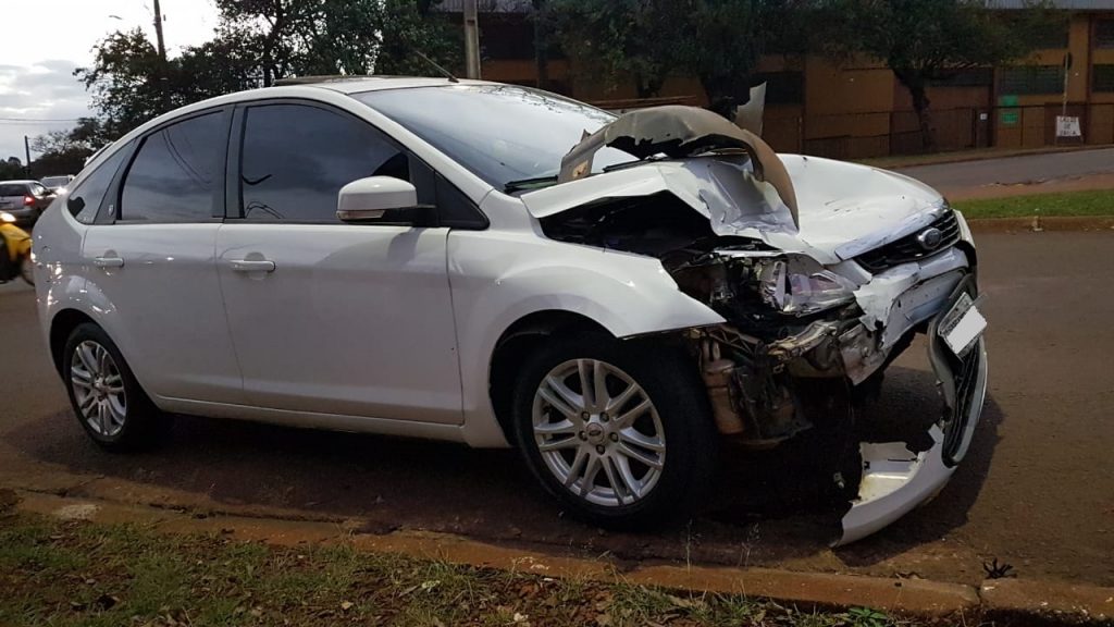 Focus e Hilux se envolvem em acidente na Avenida Piquiri