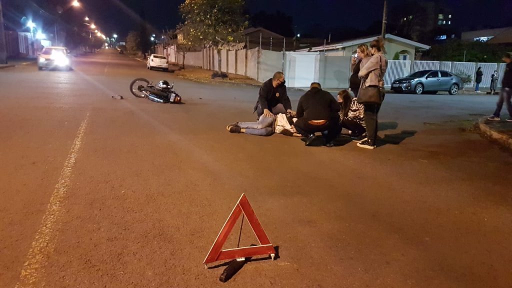 Carro e moto batem no cruzamento das Ruas Londrina e Treze de Maio, no Country