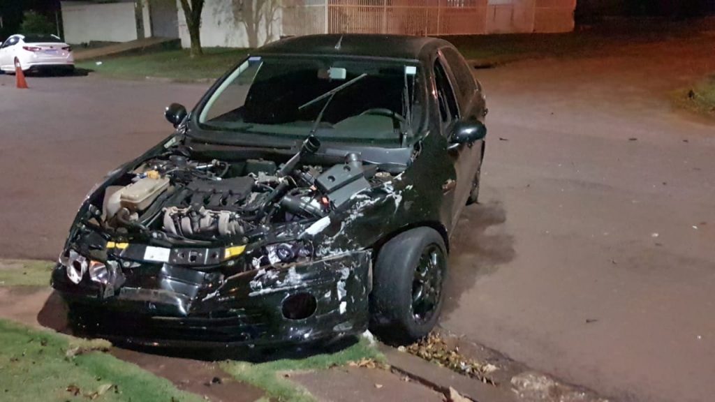 Marea e Peugeot se envolvem em forte batida no Bairro Alto Alegre
