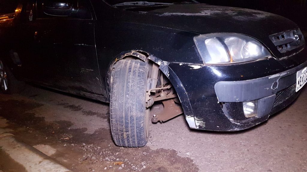 Roda de Montana é danificada ao passar por buraco no Bairro Neva; Motorista precisou chamar um guincho