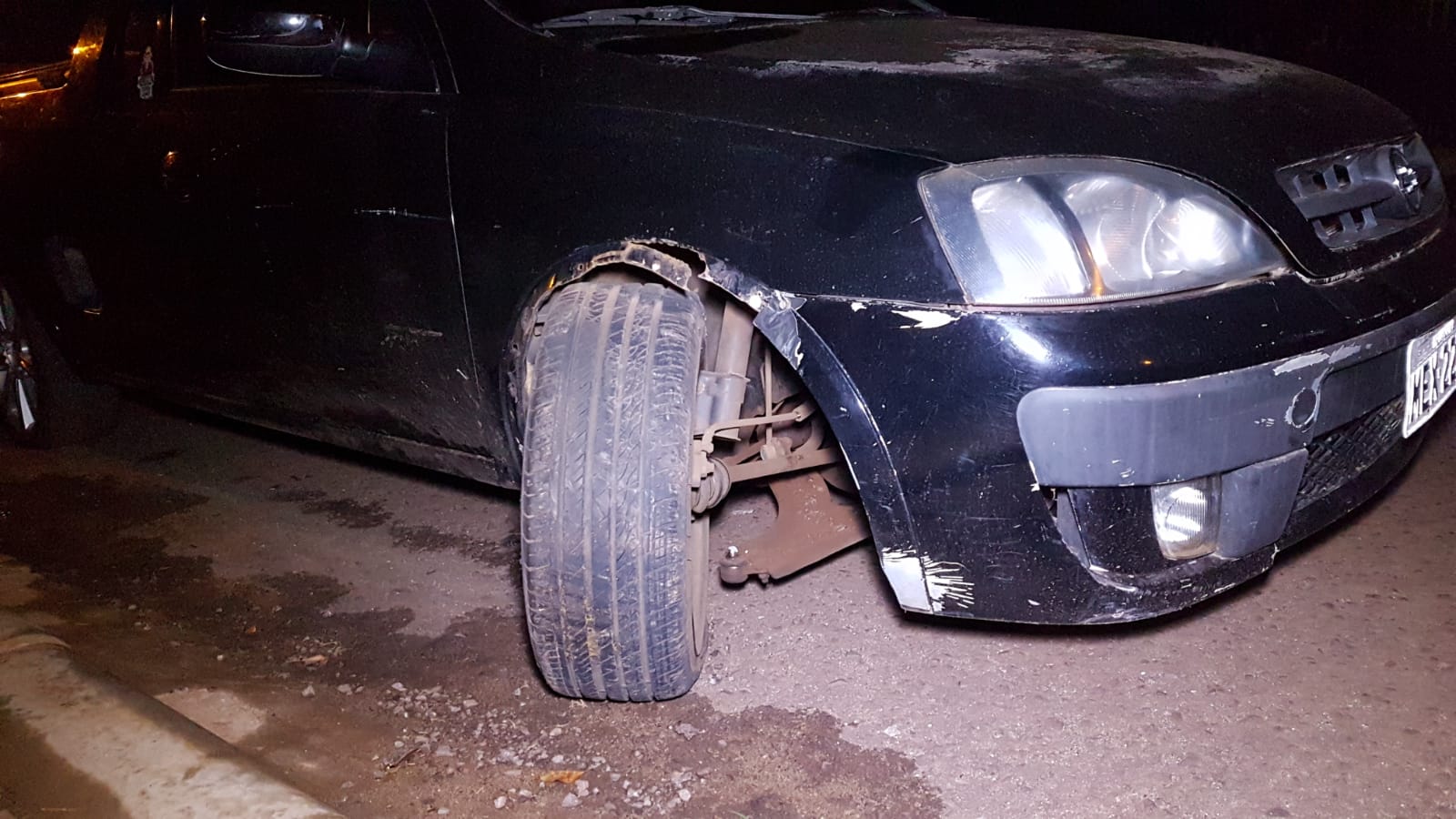 Roda de Montana é danificada ao passar por buraco no Bairro Neva; Motorista precisou chamar um guincho Imagem referente a Roda de Montana é danificada ao passar por buraco no Bairro Neva; Motorista precisou chamar um guincho