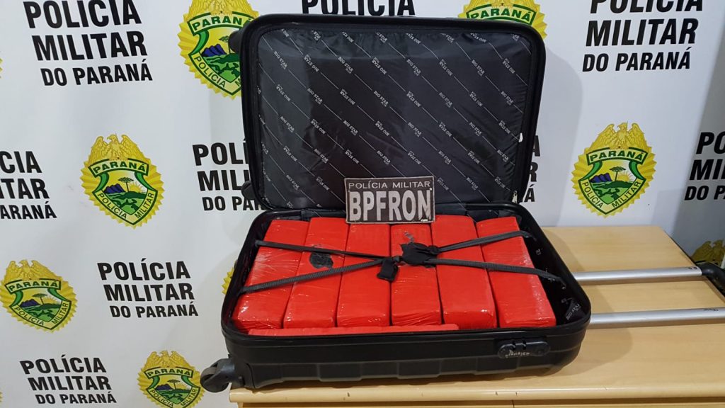 Jovem é detido pelo BPFron transportando mala com 28 tabletes de maconha