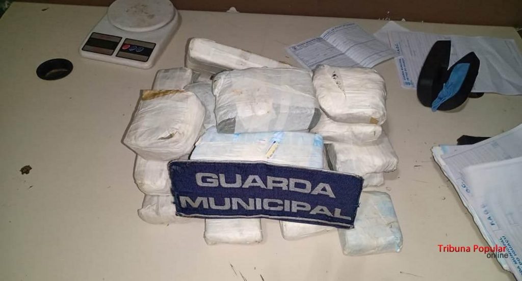 GM de Foz do Iguaçu prende duas pessoas com 5,6 Kg de maconha
