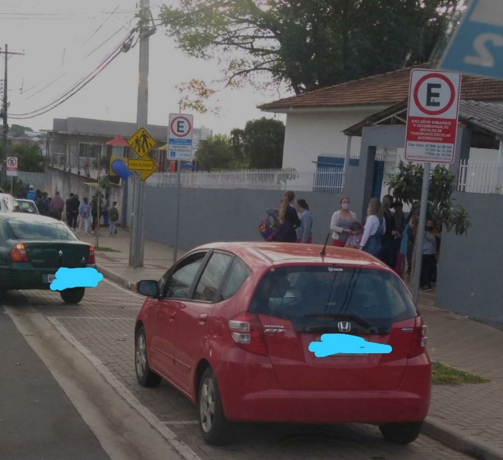 Carros estacionados em locais irregulares em frente às escolas têm prejudicado trabalhadores