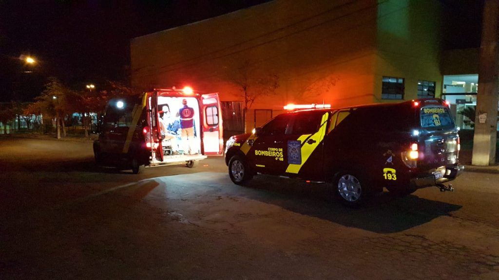 Mulher que teria sido agredida é socorrida pelo Siate no Bairro São Cristóvão